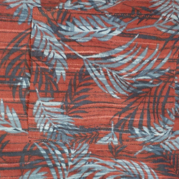 Van Heusen Men's Size Large Tall 16.5-17 Short Sleeved, Split Hem Buttondown NWT - Picture 2 of 9